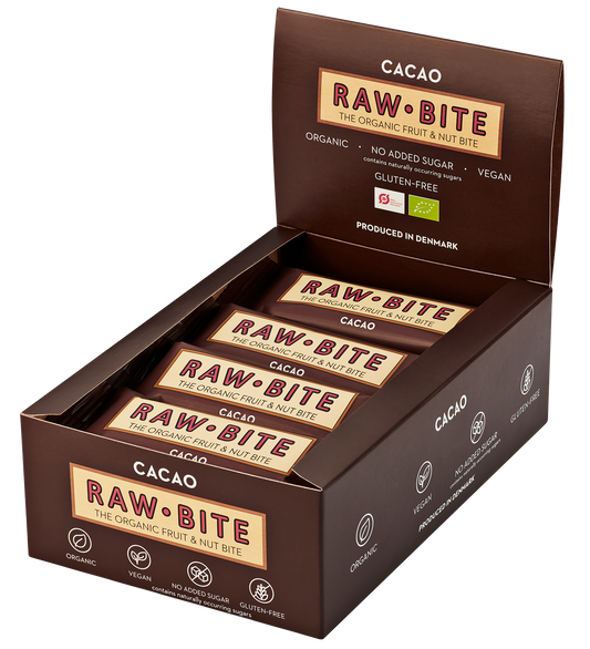 Op deze afbeelding staat een doos met RAWBITE cacao eiwitrepen. Deze doos bevat 12 repen van 50 gram per reep.